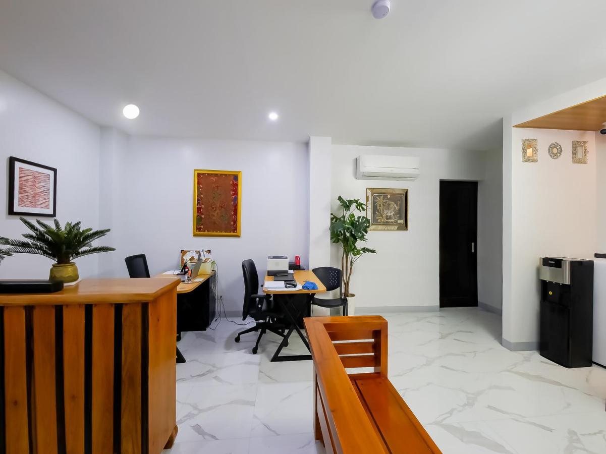 Oyo 848 Dona Aurora Condotel Кесон-Сити Экстерьер фото